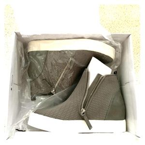 New in box Steve Madden sneakers